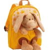 Gelber Rucksack mit Plüschtier Hase