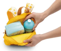 Gelber Rucksack mit Plüschtier Hase