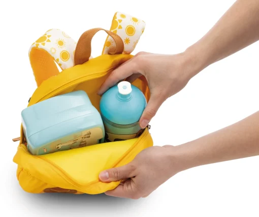 Gelber Rucksack mit Plüschtier Hase