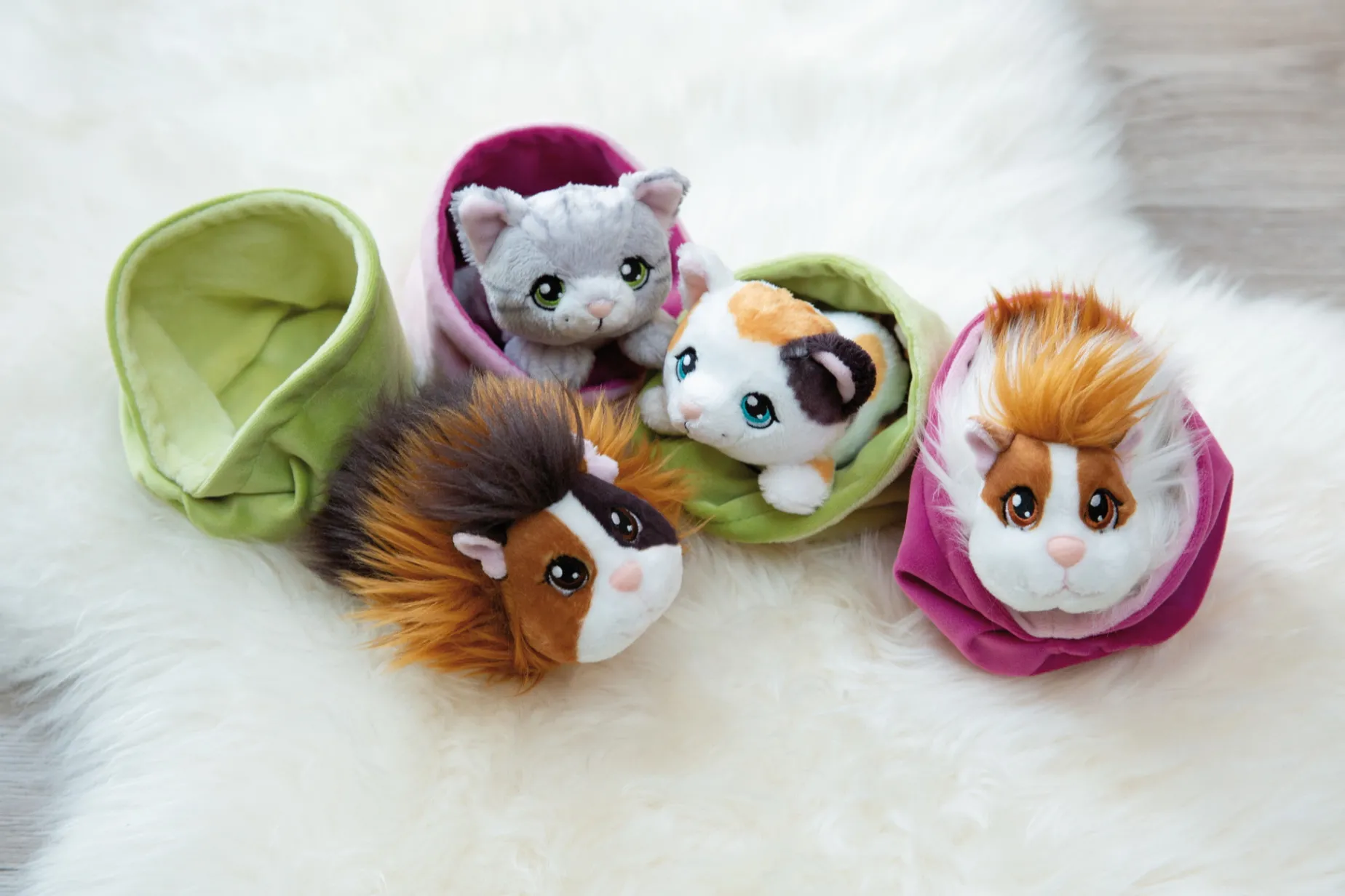 Gefleckte Kuscheltier Katze im Körbchen