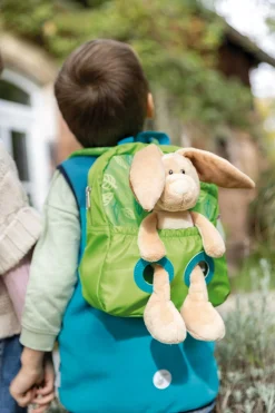 Grüner Rucksack mit Plüschtier Hase