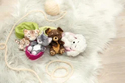 Kuscheltier Sleeping Pets graue Katze 12cm im rosa Körbchen NICI GREEN