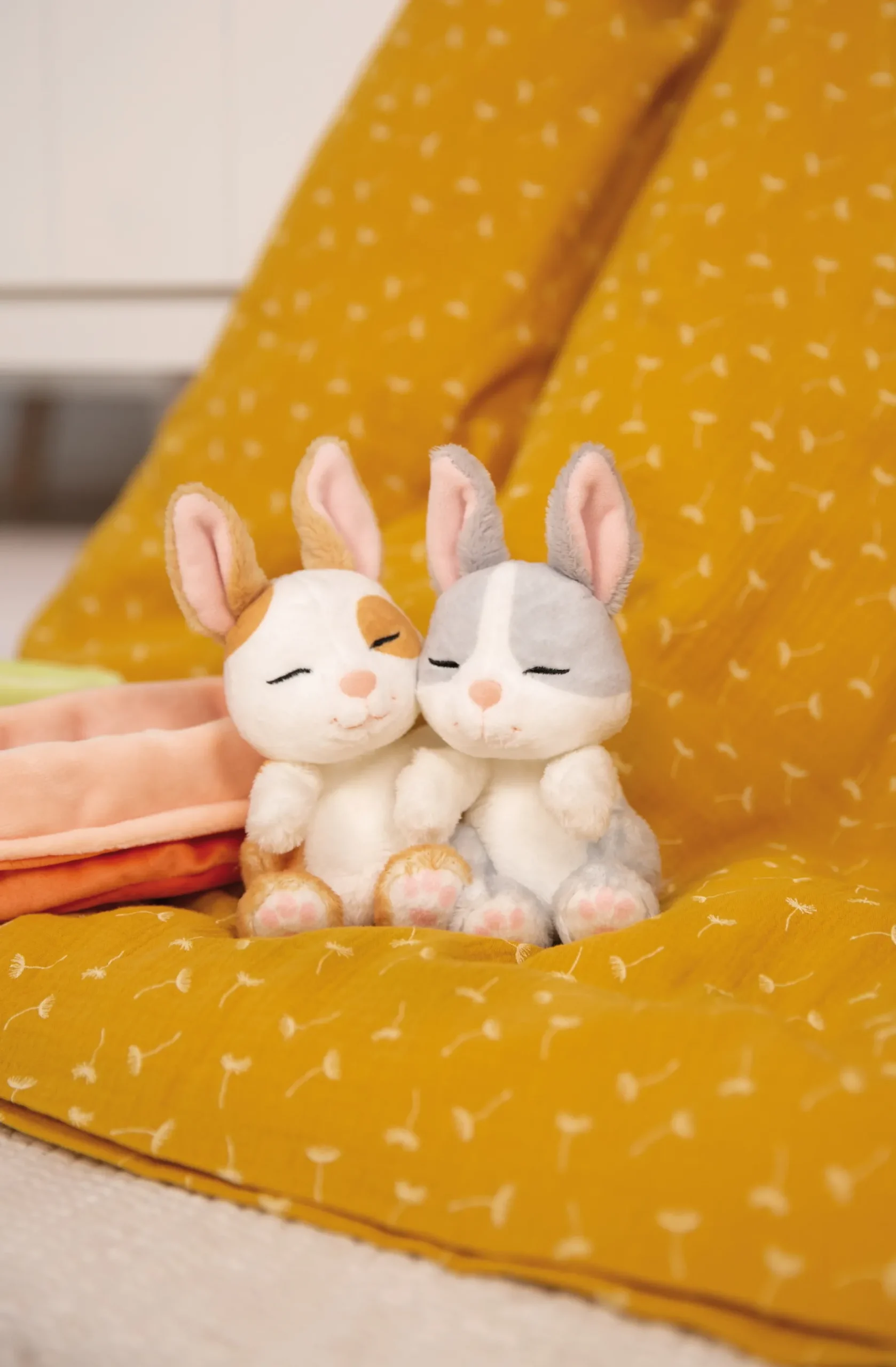 Kuscheltier Sleeping Pets Hase karamell gepunktet 12cm im Körbchen