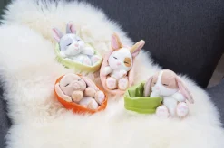 Kuscheltier Sleeping Pets Hase grau 12cm im grünen Körbchen